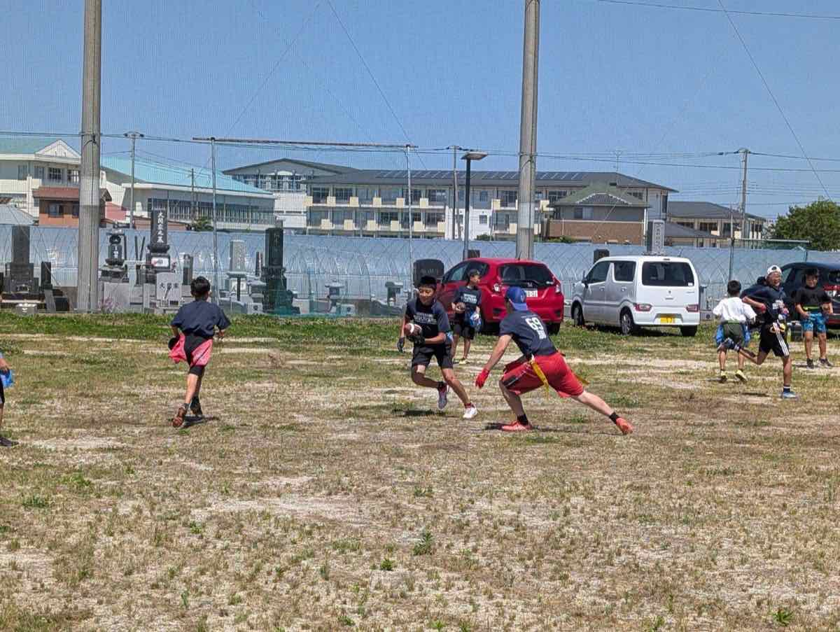 試合形式の練習でプレーするキッズ選手たち
