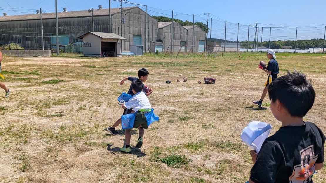 パスを練習するキッズ選手たち